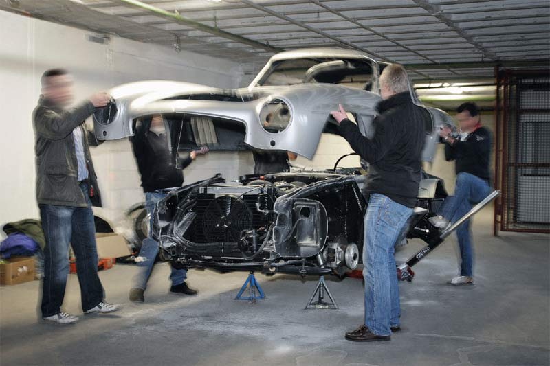 Mercedes-Benz zerstört nachgebaute Karosserie eines Mercedes-Benz 300 SL