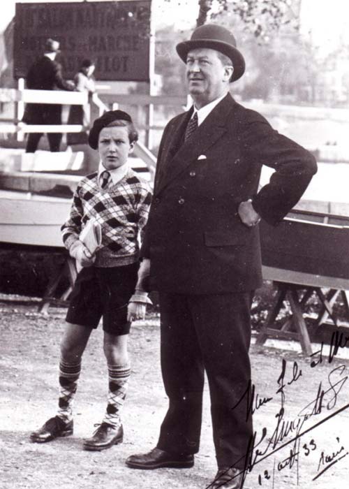 Ettore Bugatti mit seinem jüngsten Sohn Roland 1933