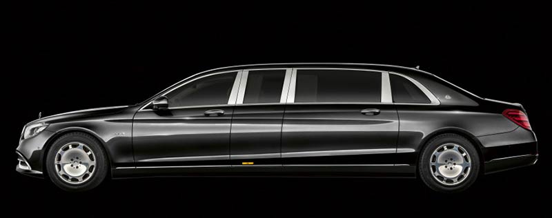 Die Seitenansicht der langen Luxuslimousine Mercedes-Maybach Pullman