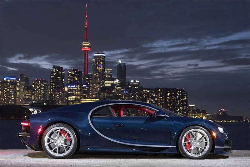 Der französische Supersportwagen vor dem Panorama von Toronto