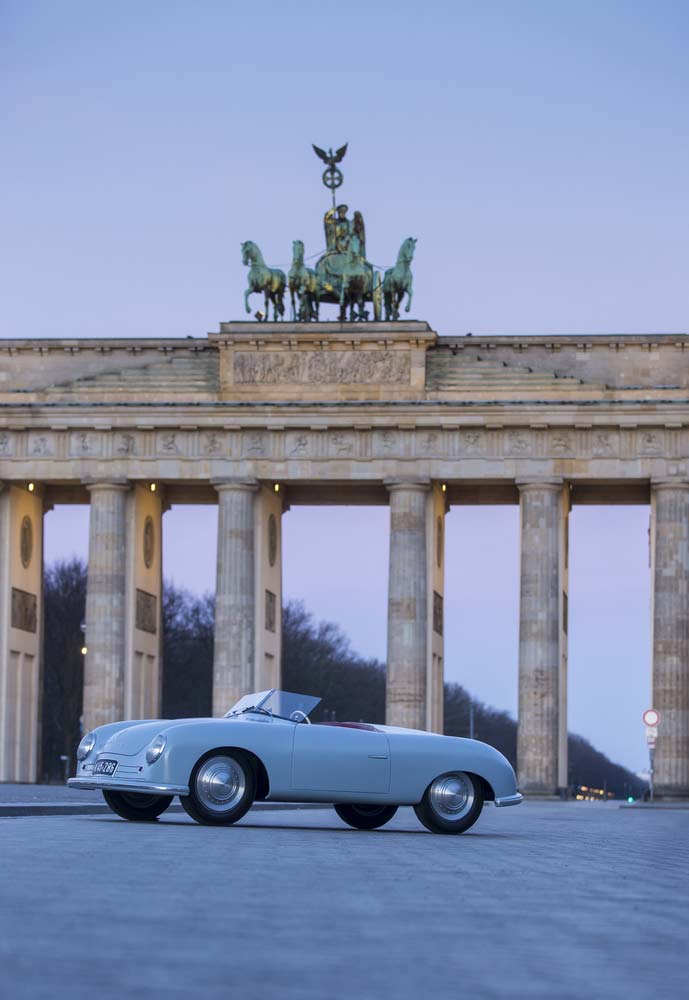 Der Porsche 356 Nr.1 vor dem Brandenburger Tor in Berlin