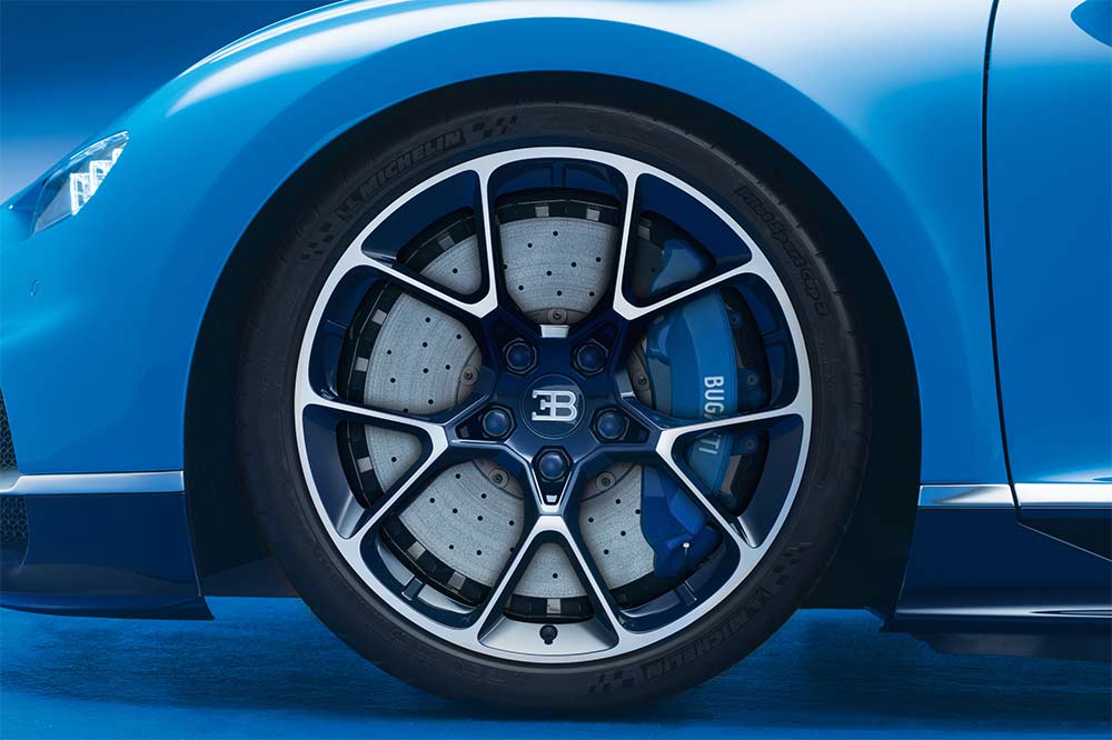 Bugatti Chiron mit Rädern aus einer speziell geschmiedeten Aluminiumlegierung