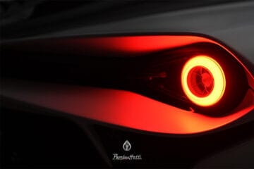 Die Rücklichter des straßentauglichen Formel-1-Rennwagens
