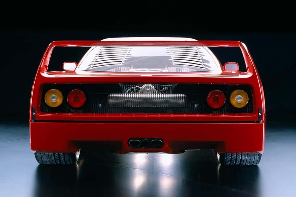 In der Heckansicht mit dem extrem großen Heckflügel unverkennbar ein Ferrari F40