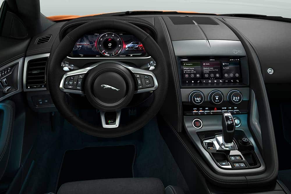 Luxuriöses und auf den Fahrer fokussiertes Interieur bei der F-Type R-Dynamik Black-Edition